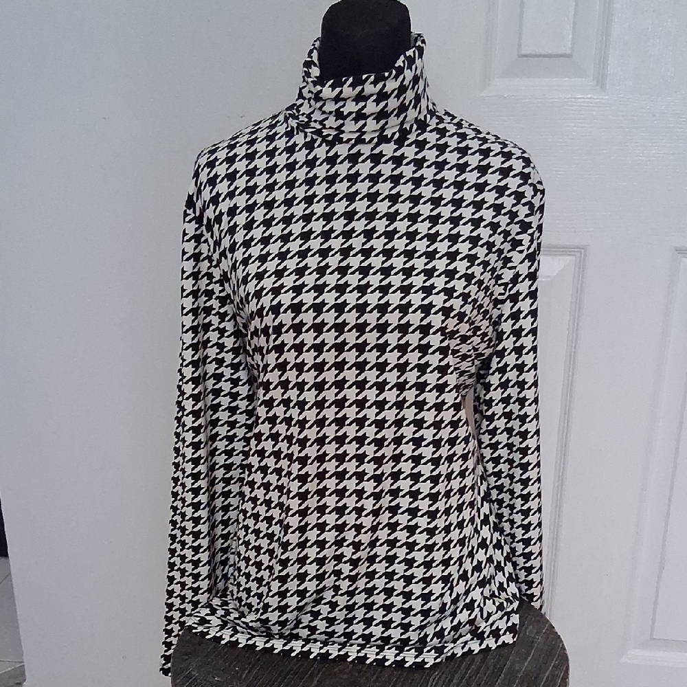 Black and White Houndstooth Turtleneck Top